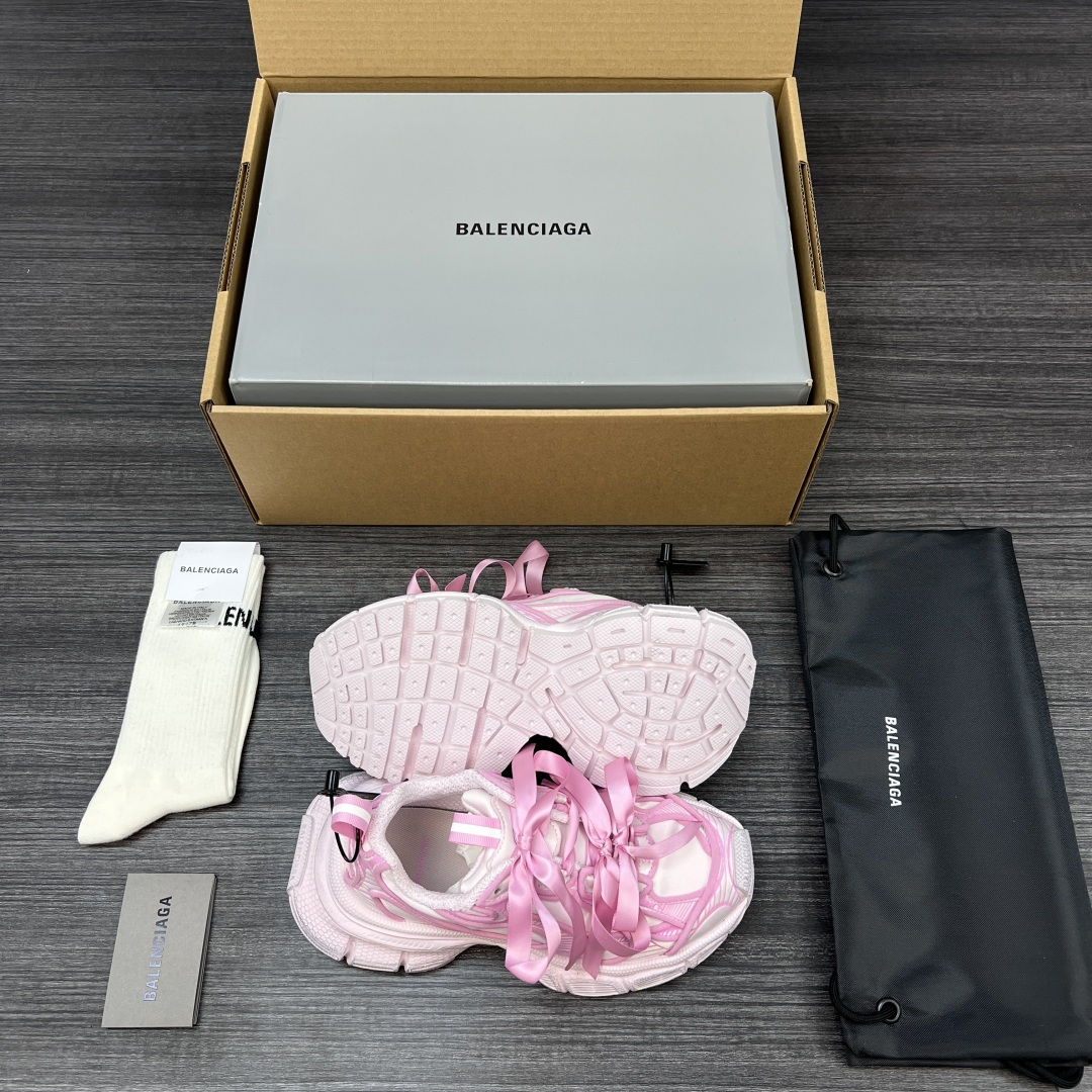 Balenciaga 纯 本Balenciaga巴黎世家 3XL 缎面蝴蝶结 人造革 圆头系代 低帮 老爹鞋 在延续 Track Trainer 户外轮廓和复杂鞋面结构的同时