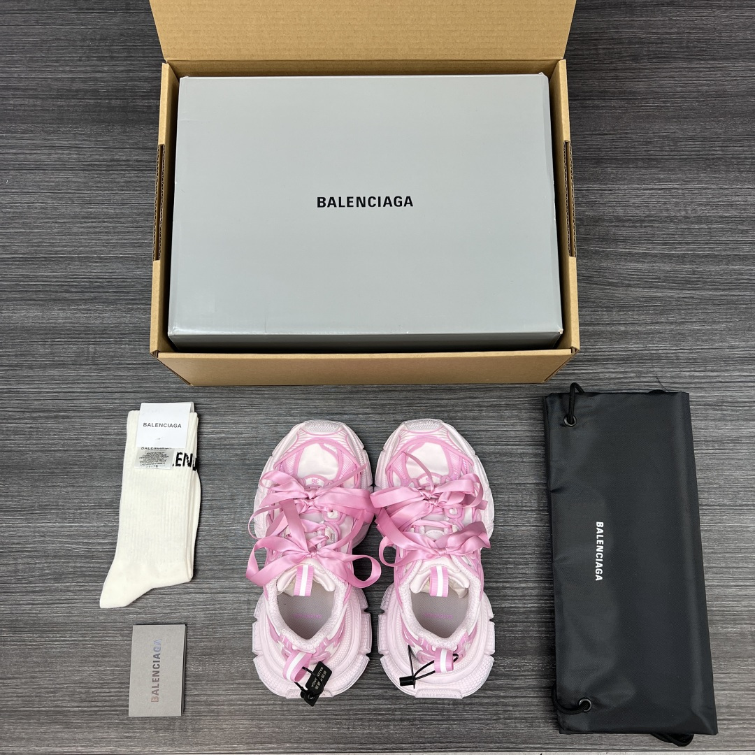 Balenciaga 纯 本Balenciaga巴黎世家 3XL 缎面蝴蝶结 人造革 圆头系代 低帮 老爹鞋 在延续 Track Trainer 户外轮廓和复杂鞋面结构的同时