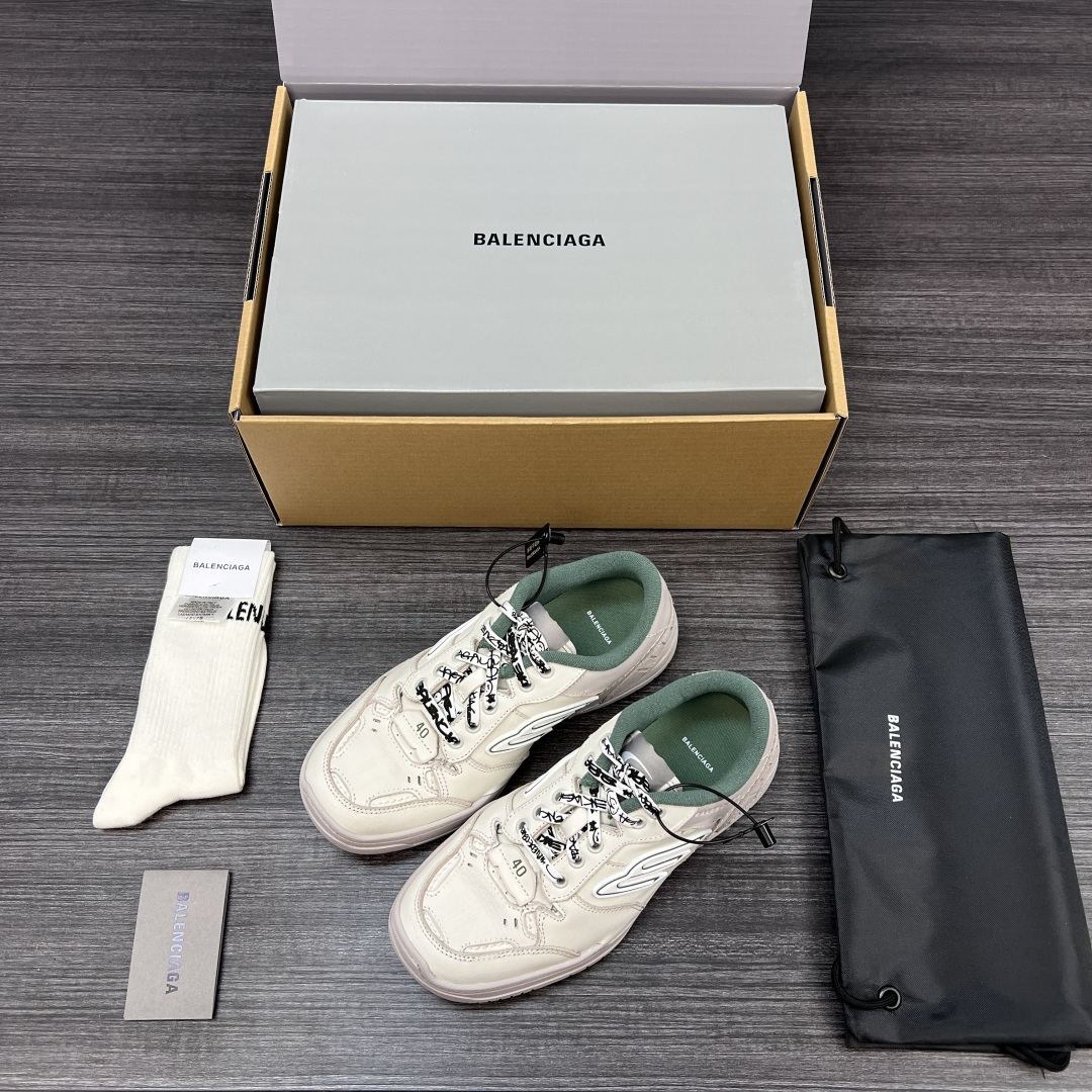NO:721388,Pure original version of Balenciaga Hamptons Sneaker 18th generation Balenciaga sneakers. It continues the trend of old running shoes. The body of the shoe is made of polyester fiber, nylon, TPU and polyurethane. It is a higher level in terms of appearance and comfort and lightness. The upper is full of old traces, frayed edges, exposed stitching, asymmetrical details and scratches and other details, creating a retro style. Packaging: A full set of accessories reinforced airplane box packaging  Size: 35-46 (one size larger), casual shoes/sports shoes, balenciaga, balenciaga, sneakers19860909纯原版本Balenciaga Hamptons Sneaker巴黎世家十八代运动鞋. 延续潮流跑鞋做旧老爹鞋,鞋身由聚酯纤维、尼龙、 TPU 和聚氨酯制成,不管是从外观还是舒适轻盈度都更上一个台阶,鞋面满是做旧痕迹,磨损边缘 裸露车线,不对称细节与刮痕等细节处理,营造出复古风格 包装:全套得物配件加固飞机盒包装 码数:35-46码(偏大一码）,休闲鞋/运动鞋,balenciaga,balenciaga,sneakers,Women's Shoes