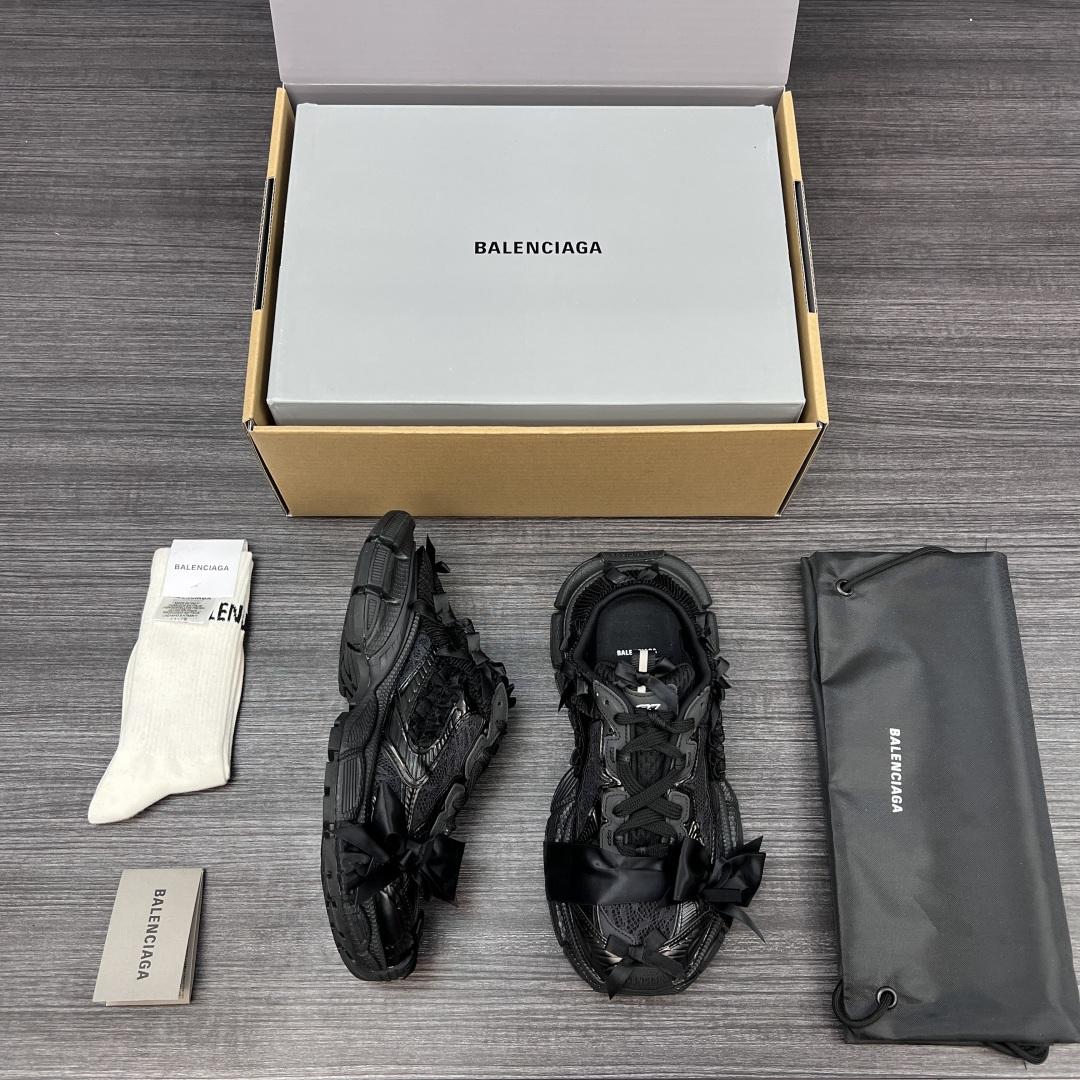 Balenciaga 纯 本Balenciaga巴黎世家 3XL 蕾丝结蝴蝶结半拖 人造革 圆头系代 低帮 老爹鞋 黑色 在延续 Track Trainer 户外轮廓和复杂鞋面结构的同时