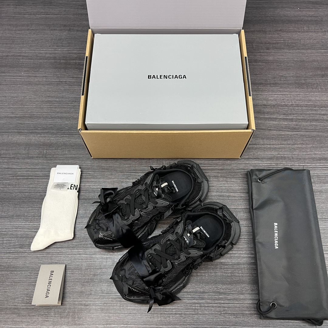 Balenciaga 纯 本Balenciaga巴黎世家 3XL 蕾丝结蝴蝶结半拖 人造革 圆头系代 低帮 老爹鞋 黑色 在延续 Track Trainer 户外轮廓和复杂鞋面结构的同时