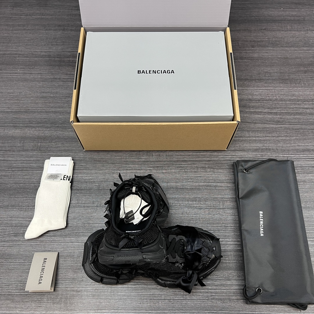 Balenciaga 纯 本Balenciaga巴黎世家 3XL 蕾丝结蝴蝶结半拖 人造革 圆头系代 低帮 老爹鞋 黑色 在延续 Track Trainer 户外轮廓和复杂鞋面结构的同时