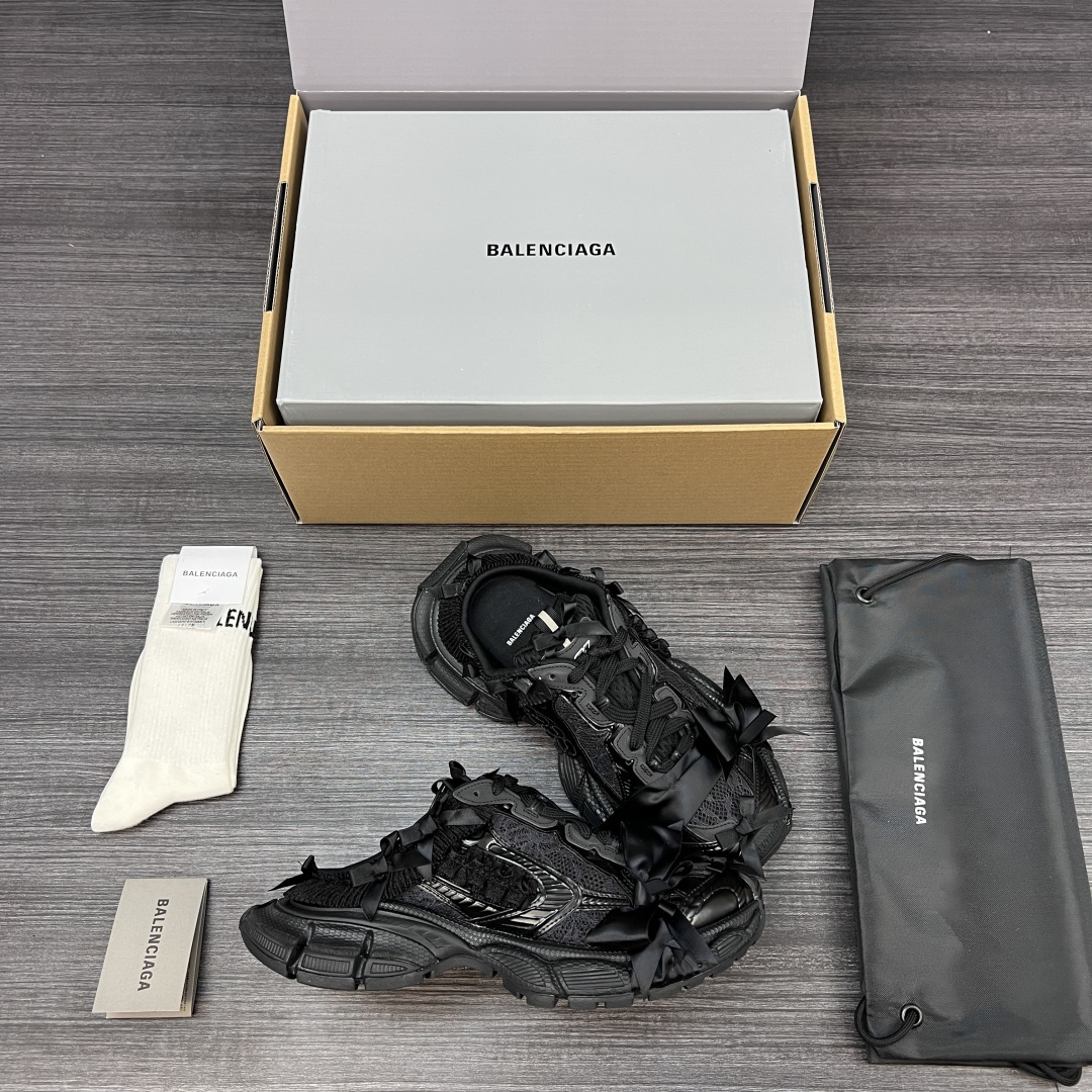 Balenciaga 纯 本Balenciaga巴黎世家 3XL 蕾丝结蝴蝶结半拖 人造革 圆头系代 低帮 老爹鞋 黑色 在延续 Track Trainer 户外轮廓和复杂鞋面结构的同时