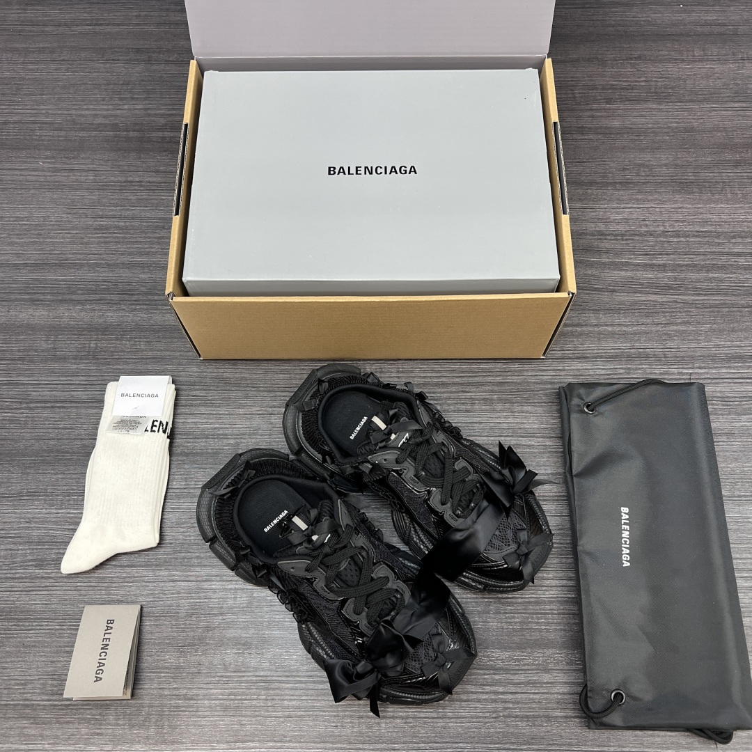 Balenciaga 纯 本Balenciaga巴黎世家 3XL 蕾丝结蝴蝶结半拖 人造革 圆头系代 低帮 老爹鞋 黑色 在延续 Track Trainer 户外轮廓和复杂鞋面结构的同时