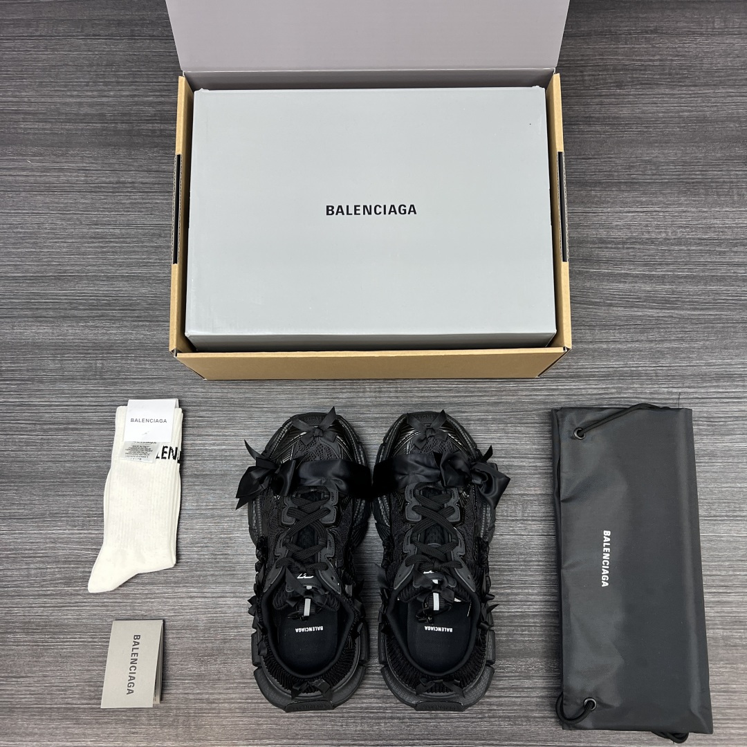 Balenciaga 纯 本Balenciaga巴黎世家 3XL 蕾丝结蝴蝶结半拖 人造革 圆头系代 低帮 老爹鞋 黑色 在延续 Track Trainer 户外轮廓和复杂鞋面结构的同时