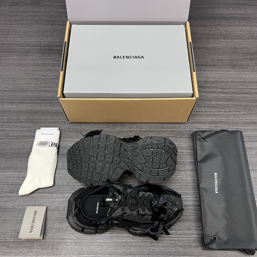 Balenciaga 纯 本Balenciaga巴黎世家 3XL 蕾丝结蝴蝶结半拖 人造革 圆头系代 低帮 老爹鞋 黑色 在延续 Track Trainer 户外轮廓和复杂鞋面结构的同时