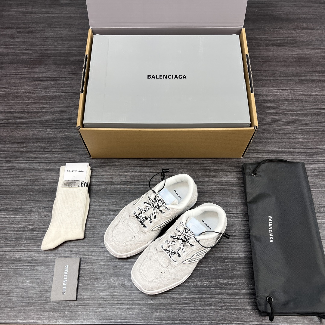 NO:756471,Pure original version of Balenciaga Hamptons Sneaker 18th generation Balenciaga sneakers. It continues the trend of old running shoes. The body of the shoe is made of polyester fiber, nylon, TPU and polyurethane. It is a higher level in terms of appearance and comfort and lightness. The upper is full of old traces, frayed edges, exposed stitching, asymmetrical details and scratches and other details, creating a retro style. Packaging: A full set of accessories reinforced airplane box packaging  Size: 35-46 (one size larger),,balenciaga,balenciaga,sneakers19860909纯原版本Balenciaga Hamptons Sneaker巴黎世家十八代运动鞋. 延续潮流跑鞋做旧老爹鞋,鞋身由聚酯纤维、尼龙、 TPU 和聚氨酯制成,不管是从外观还是舒适轻盈度都更上一个台阶,鞋面满是做旧痕迹,磨损边缘 裸露车线,不对称细节与刮痕等细节处理,营造出复古风格 包装:全套得物配件加固飞机盒包装 码数:35-46码(偏大一个码）,,balenciaga,balenciaga,sneakers,Men's shoes