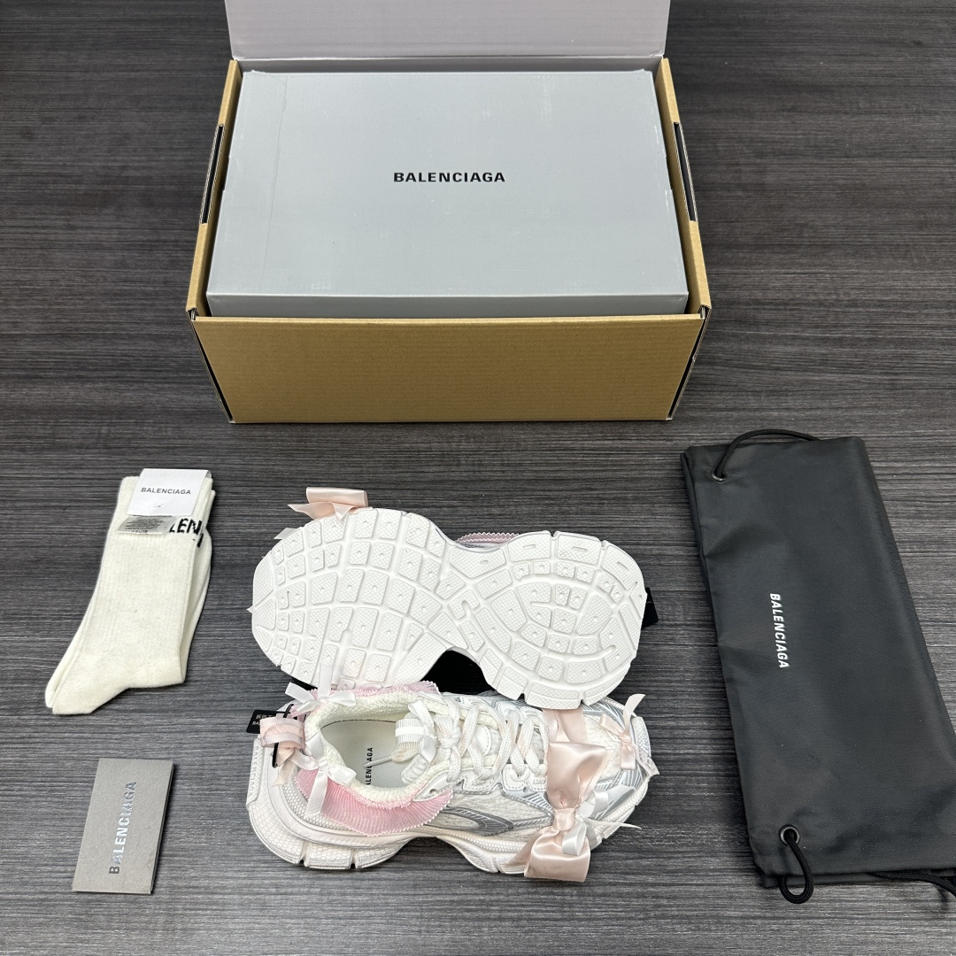 Balenciaga 纯 本Balenciaga巴黎世家 3XL 蕾丝结蝴蝶结 人造革 圆头系代 低帮 老爹鞋 白粉色 在延续 Track Trainer 户外轮廓和复杂鞋面结构的同时