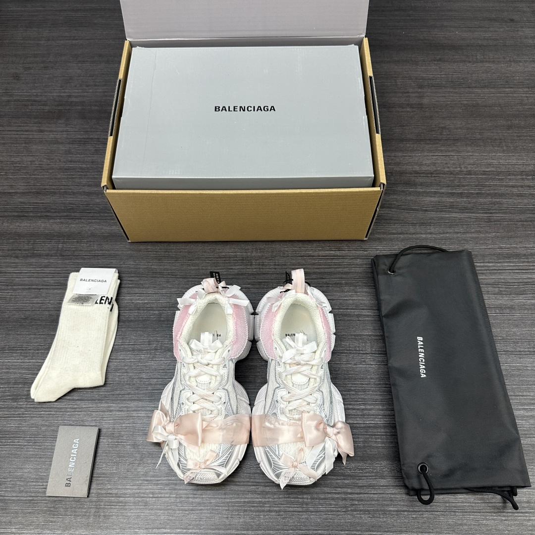 Balenciaga 纯 本Balenciaga巴黎世家 3XL 蕾丝结蝴蝶结 人造革 圆头系代 低帮 老爹鞋 白粉色 在延续 Track Trainer 户外轮廓和复杂鞋面结构的同时