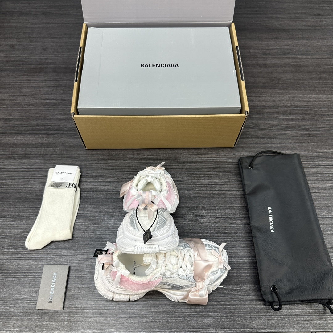 Balenciaga 纯 本Balenciaga巴黎世家 3XL 蕾丝结蝴蝶结 人造革 圆头系代 低帮 老爹鞋 白粉色 在延续 Track Trainer 户外轮廓和复杂鞋面结构的同时