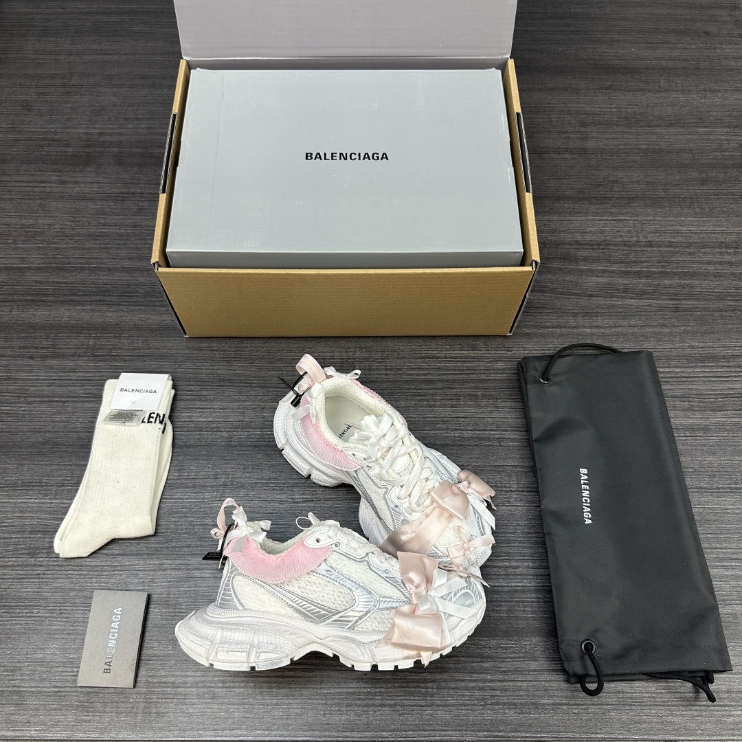 Balenciaga 纯 本Balenciaga巴黎世家 3XL 蕾丝结蝴蝶结 人造革 圆头系代 低帮 老爹鞋 白粉色 在延续 Track Trainer 户外轮廓和复杂鞋面结构的同时