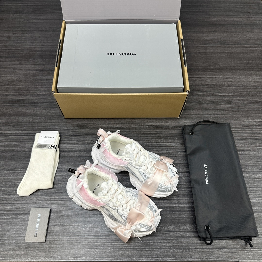 Balenciaga 纯 本Balenciaga巴黎世家 3XL 蕾丝结蝴蝶结 人造革 圆头系代 低帮 老爹鞋 白粉色 在延续 Track Trainer 户外轮廓和复杂鞋面结构的同时