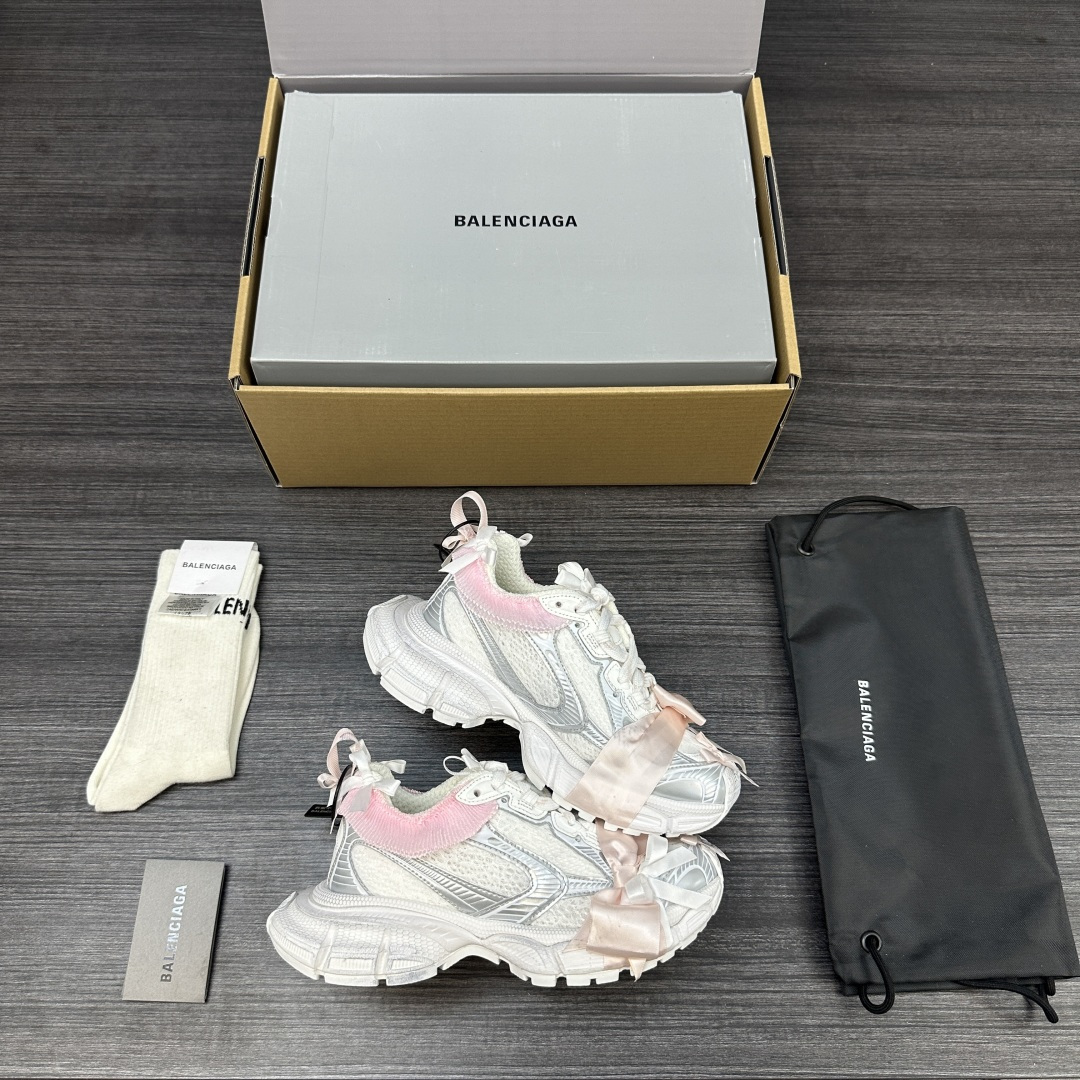 Balenciaga 纯 本Balenciaga巴黎世家 3XL 蕾丝结蝴蝶结 人造革 圆头系代 低帮 老爹鞋 白粉色 在延续 Track Trainer 户外轮廓和复杂鞋面结构的同时