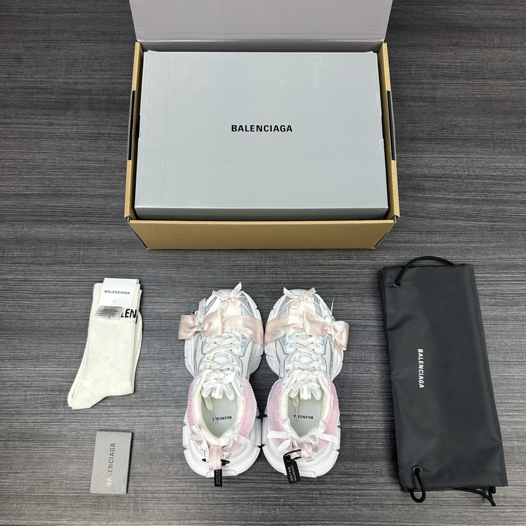 Balenciaga 纯 本Balenciaga巴黎世家 3XL 蕾丝结蝴蝶结 人造革 圆头系代 低帮 老爹鞋 白粉色 在延续 Track Trainer 户外轮廓和复杂鞋面结构的同时