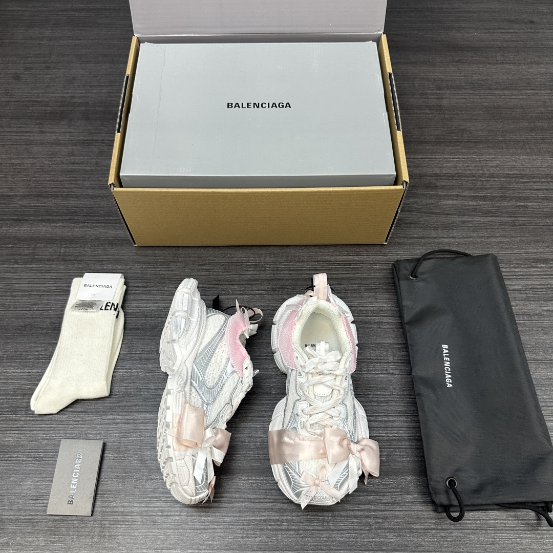 Balenciaga 纯 本Balenciaga巴黎世家 3XL 蕾丝结蝴蝶结 人造革 圆头系代 低帮 老爹鞋 白粉色 在延续 Track Trainer 户外轮廓和复杂鞋面结构的同时