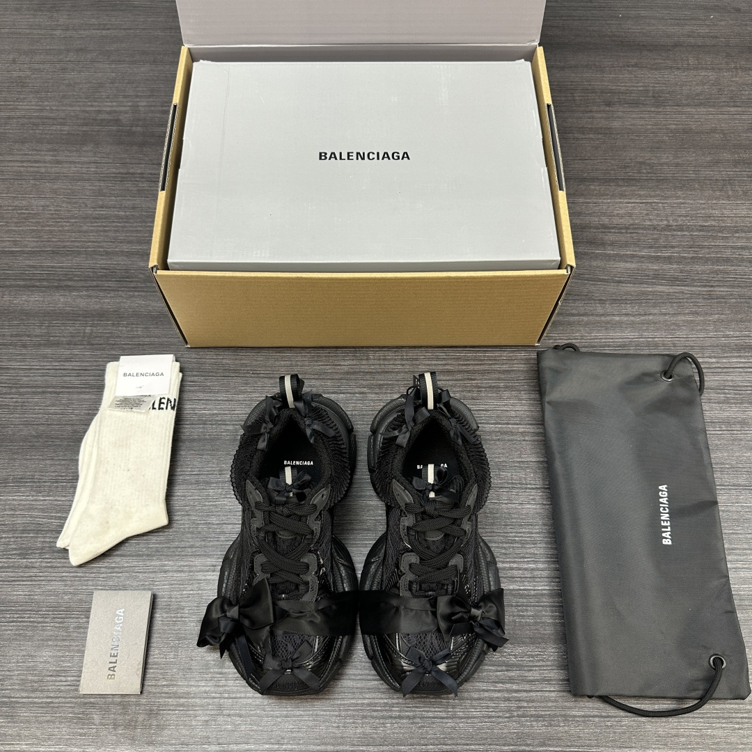 Balenciaga 纯 本Balenciaga巴黎世家 3XL 蕾丝结蝴蝶结 人造革 圆头系代 低帮 老爹鞋 白粉色 在延续 Track Trainer 户外轮廓和复杂鞋面结构的同时