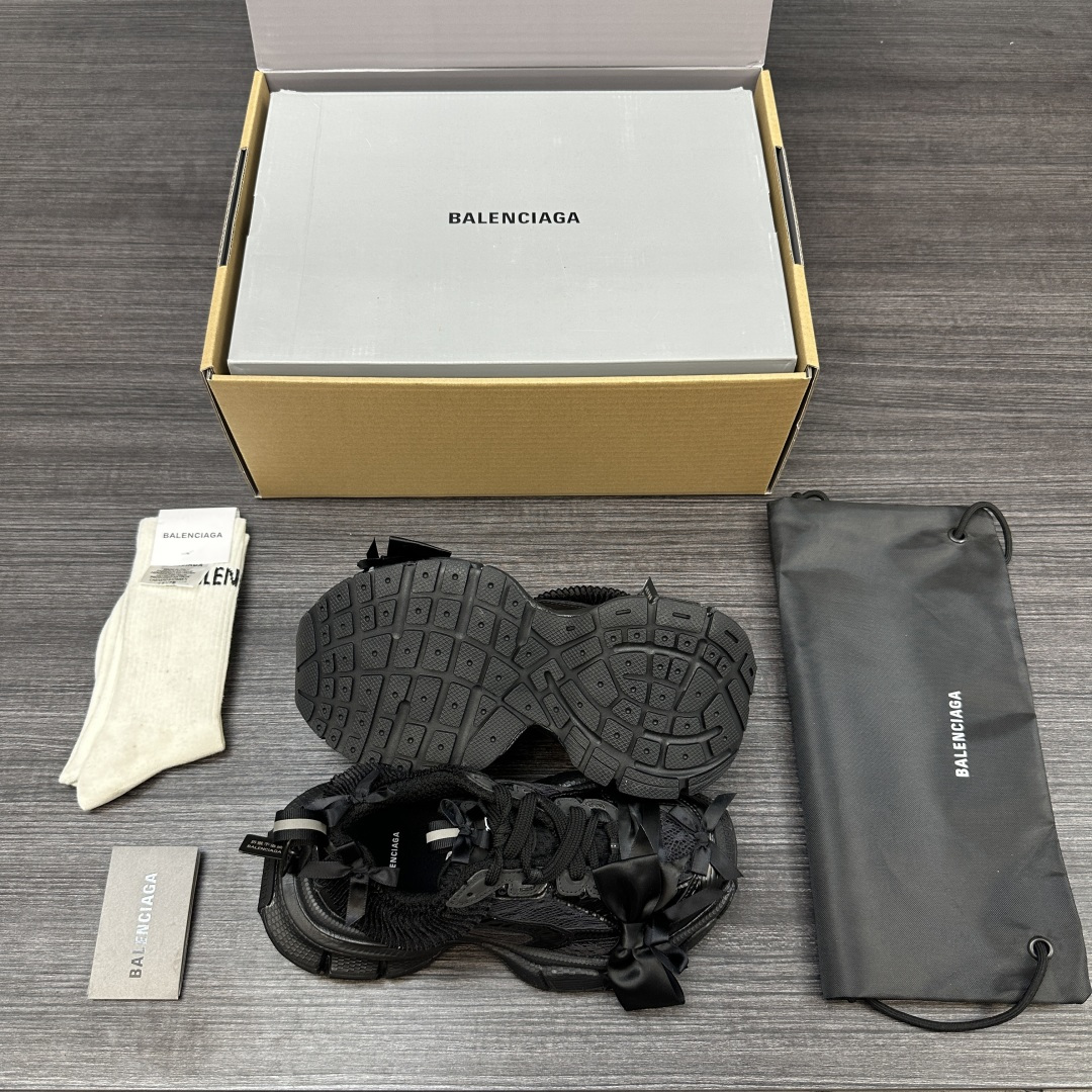 Balenciaga 纯 本Balenciaga巴黎世家 3XL 蕾丝结蝴蝶结 人造革 圆头系代 低帮 老爹鞋 白粉色 在延续 Track Trainer 户外轮廓和复杂鞋面结构的同时