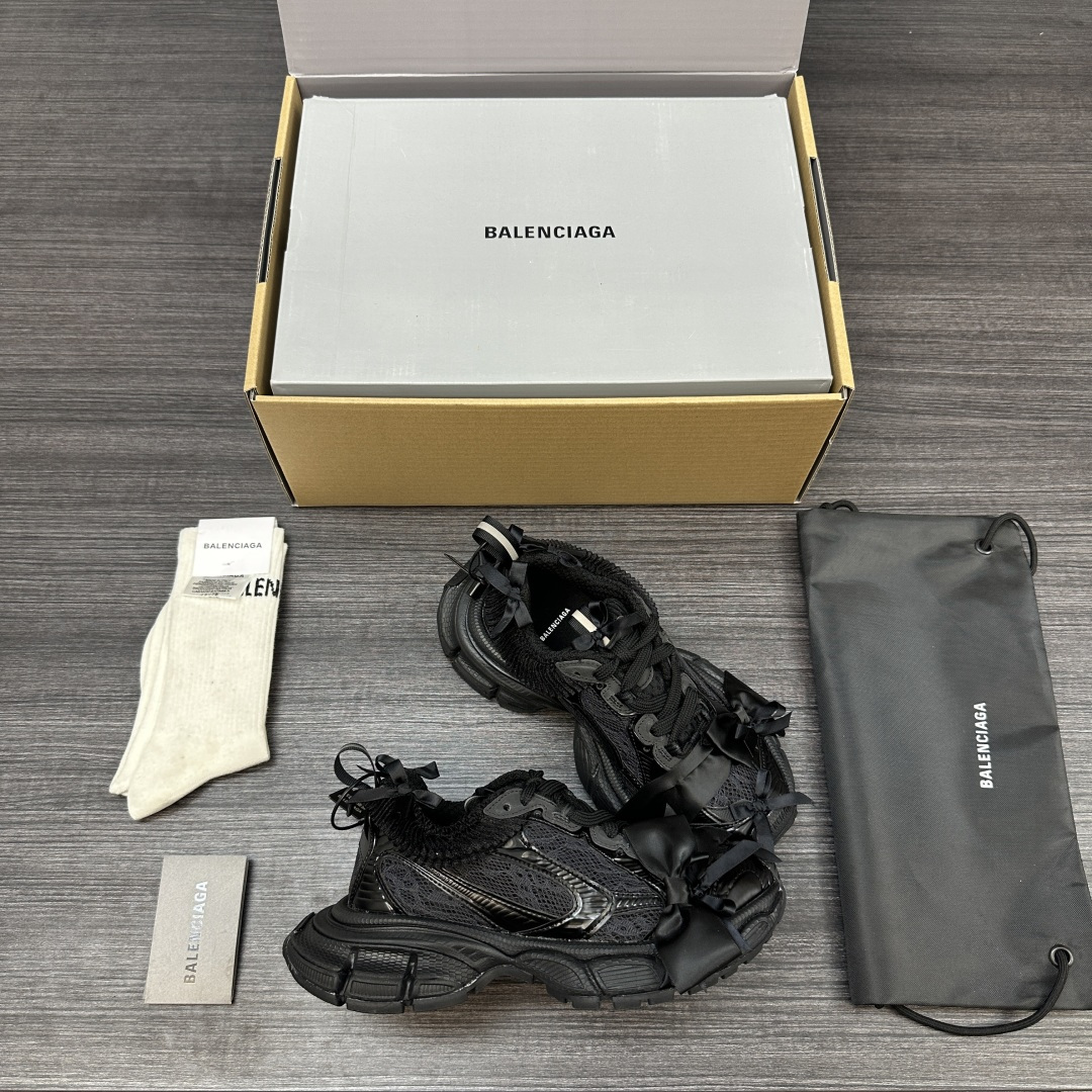 Balenciaga 纯 本Balenciaga巴黎世家 3XL 蕾丝结蝴蝶结 人造革 圆头系代 低帮 老爹鞋 白粉色 在延续 Track Trainer 户外轮廓和复杂鞋面结构的同时