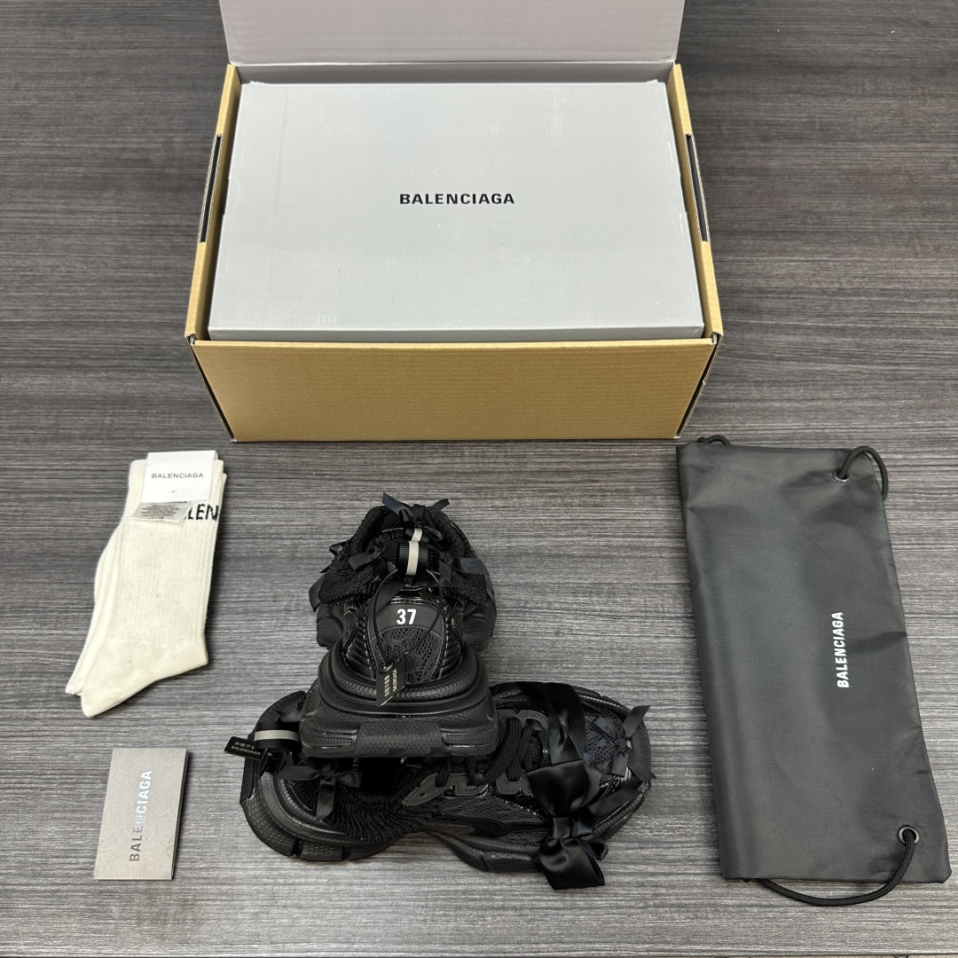 Balenciaga 纯 本Balenciaga巴黎世家 3XL 蕾丝结蝴蝶结 人造革 圆头系代 低帮 老爹鞋 白粉色 在延续 Track Trainer 户外轮廓和复杂鞋面结构的同时
