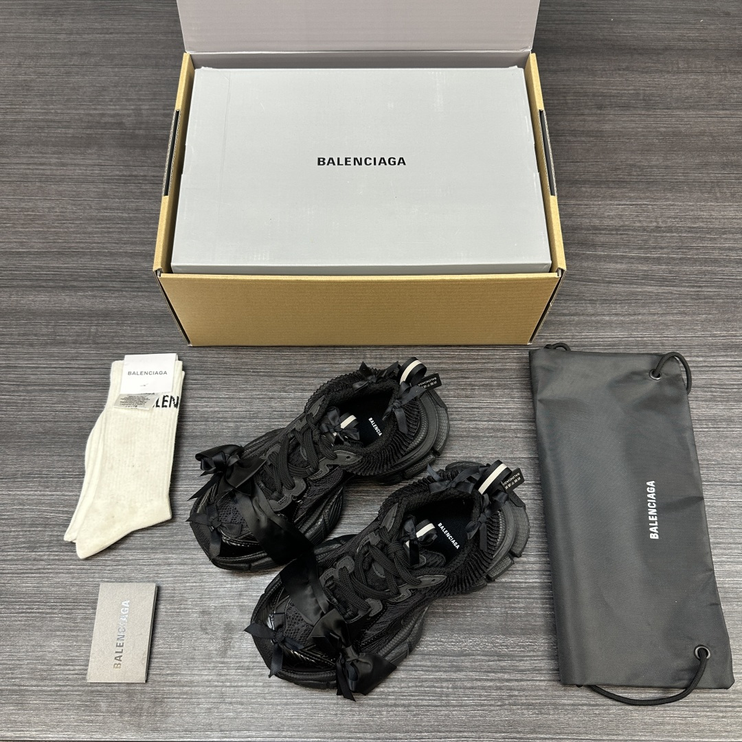 Balenciaga 纯 本Balenciaga巴黎世家 3XL 蕾丝结蝴蝶结 人造革 圆头系代 低帮 老爹鞋 白粉色 在延续 Track Trainer 户外轮廓和复杂鞋面结构的同时