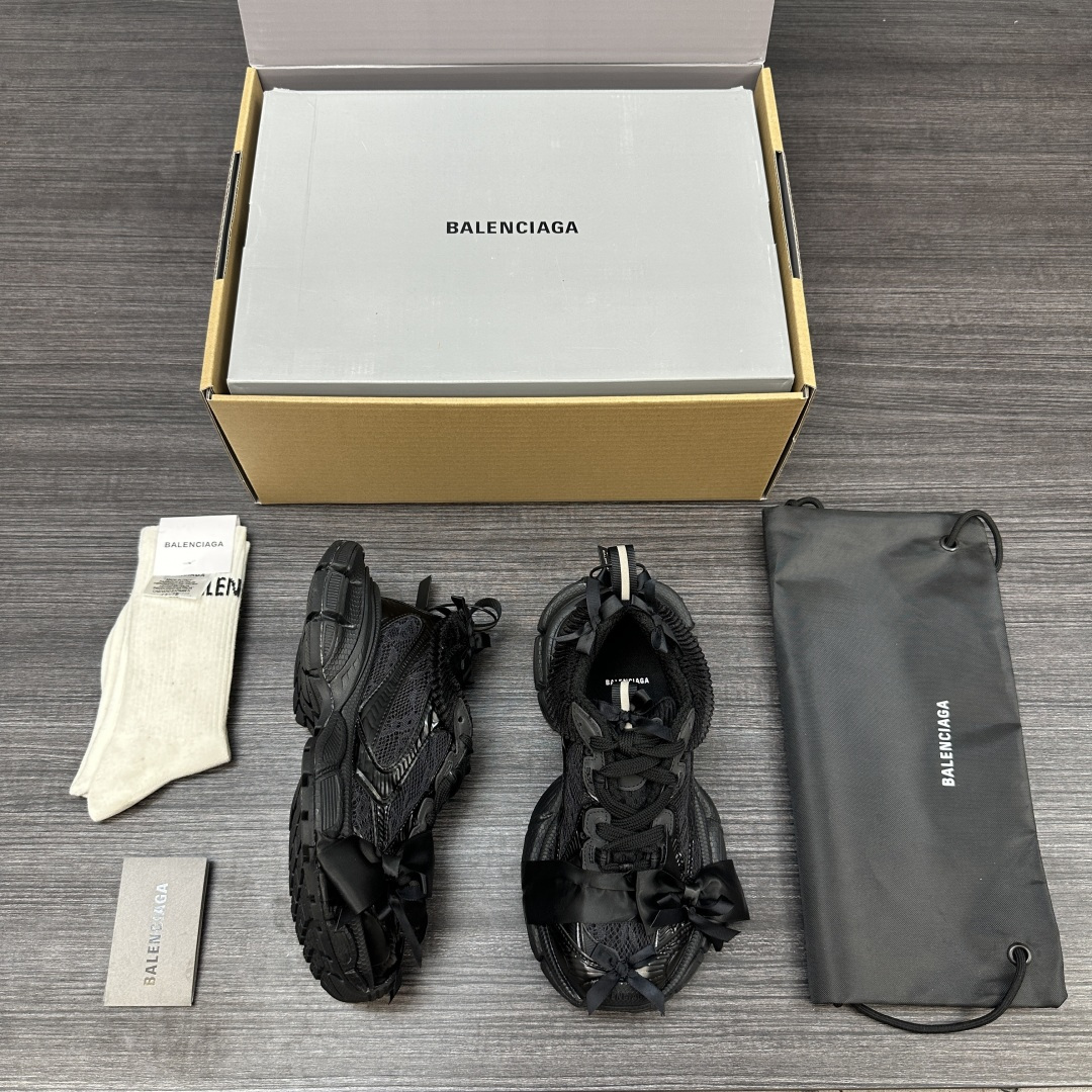 Balenciaga 纯 本Balenciaga巴黎世家 3XL 蕾丝结蝴蝶结 人造革 圆头系代 低帮 老爹鞋 白粉色 在延续 Track Trainer 户外轮廓和复杂鞋面结构的同时
