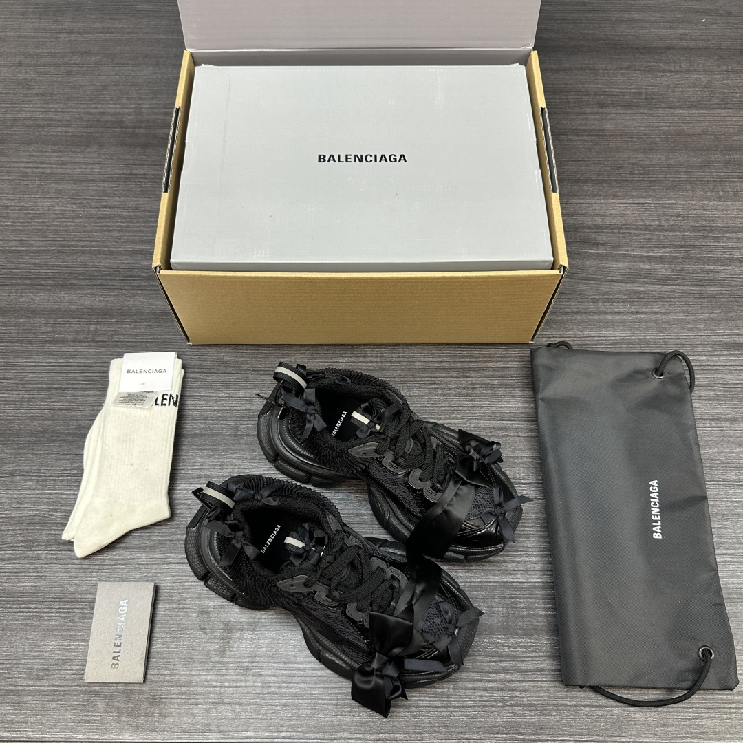 Balenciaga 纯 本Balenciaga巴黎世家 3XL 蕾丝结蝴蝶结 人造革 圆头系代 低帮 老爹鞋 白粉色 在延续 Track Trainer 户外轮廓和复杂鞋面结构的同时