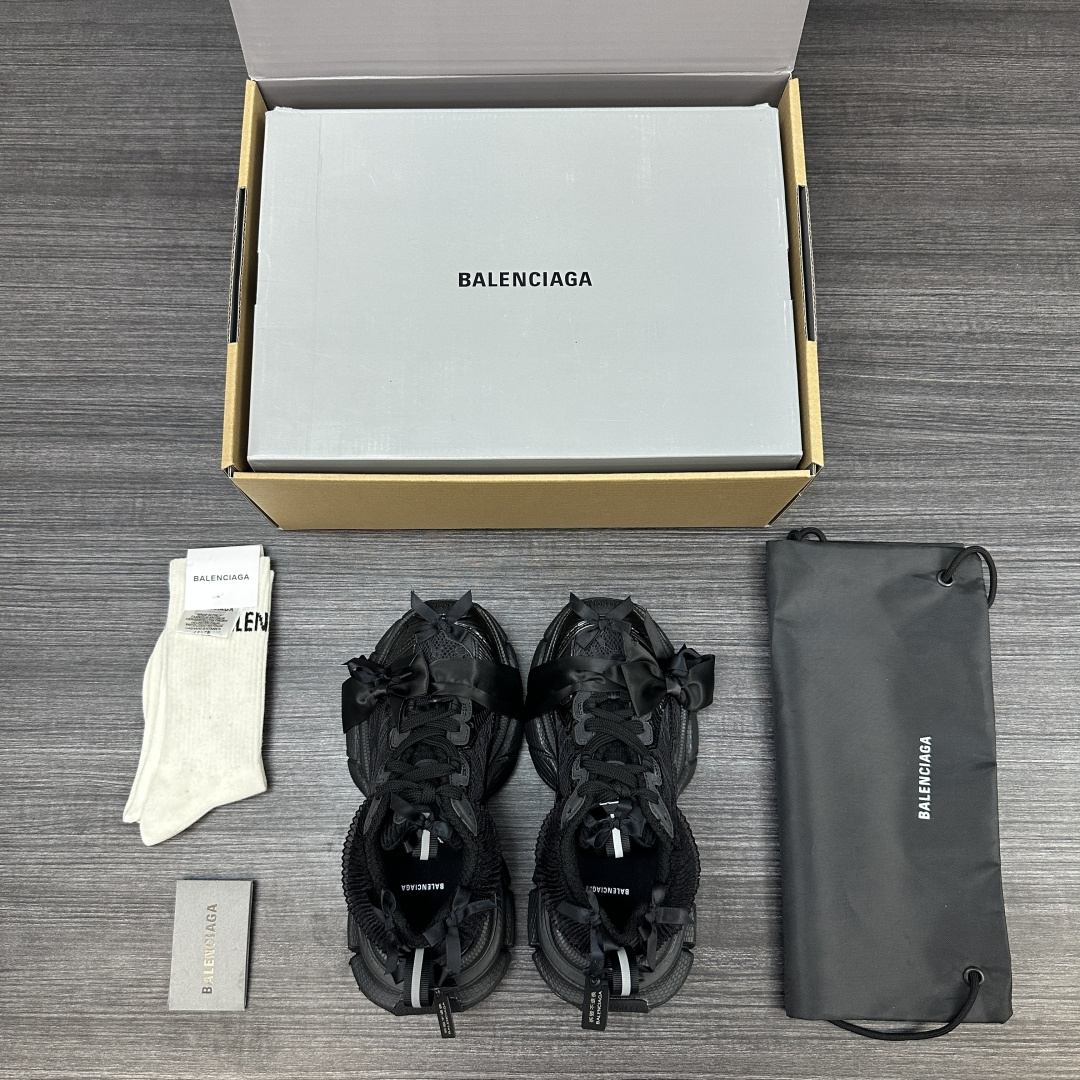Balenciaga 纯 本Balenciaga巴黎世家 3XL 蕾丝结蝴蝶结 人造革 圆头系代 低帮 老爹鞋 白粉色 在延续 Track Trainer 户外轮廓和复杂鞋面结构的同时