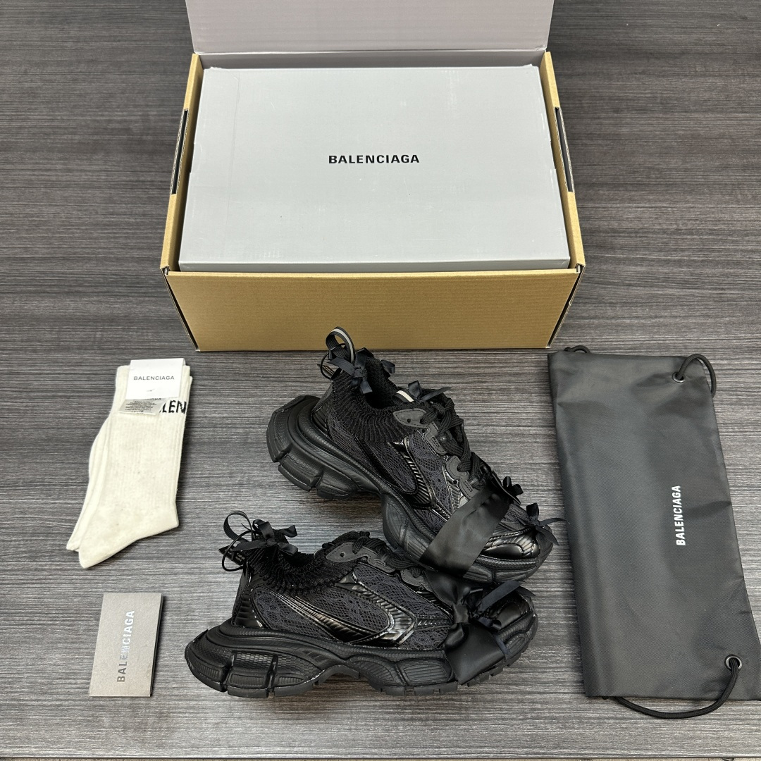 Balenciaga 纯 本Balenciaga巴黎世家 3XL 蕾丝结蝴蝶结 人造革 圆头系代 低帮 老爹鞋 白粉色 在延续 Track Trainer 户外轮廓和复杂鞋面结构的同时