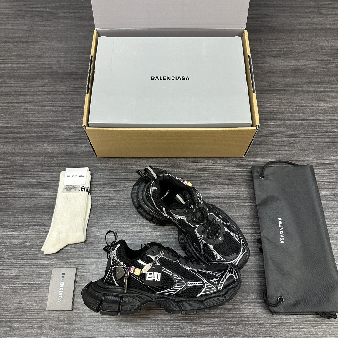 Balenciaga 纯 本Balenciaga巴黎世家 3XL Gradient 做旧效果 饰链挂饰 圆头系带 老爹鞋在延续 Track Trainer 户外轮廓和复杂鞋面结构的同时