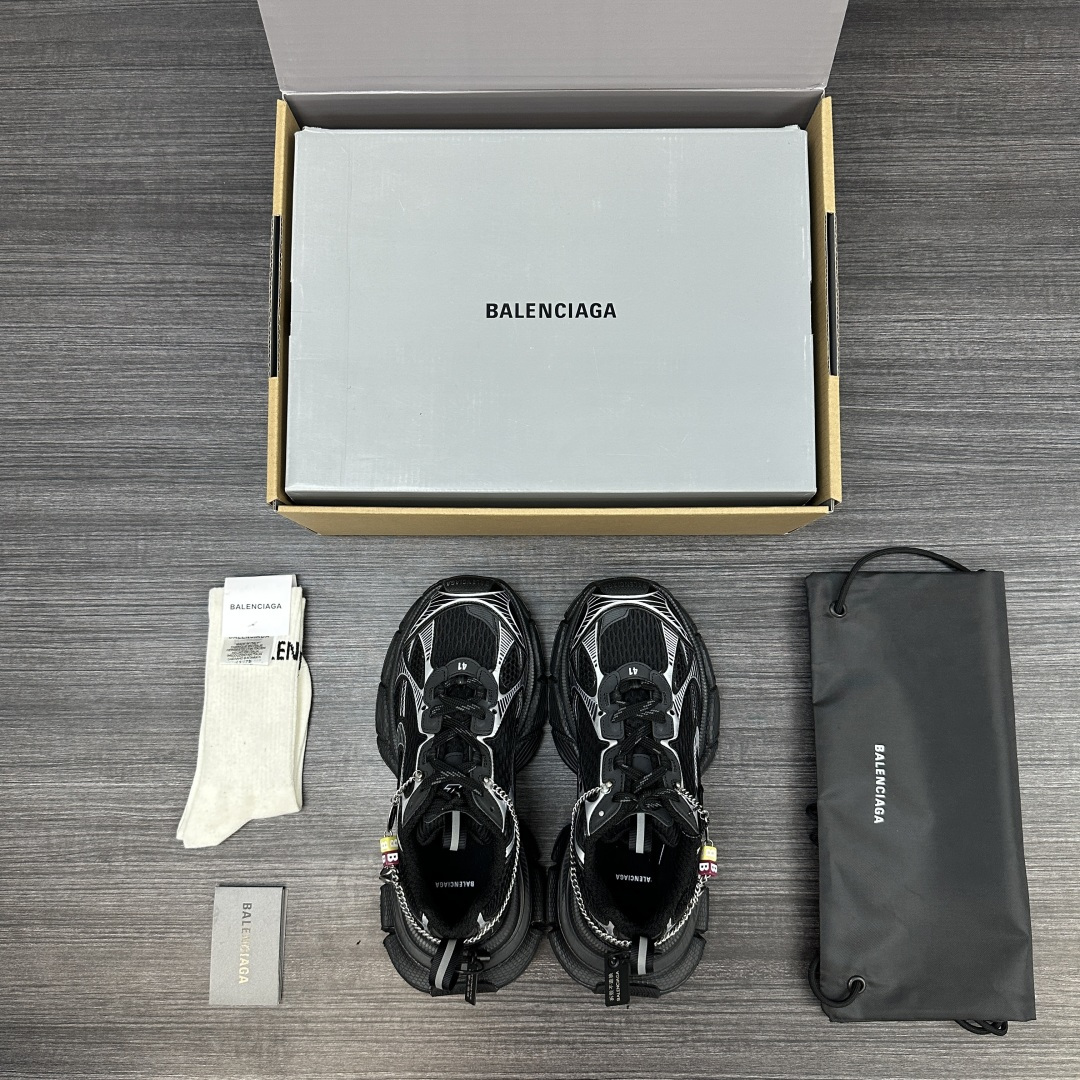 Balenciaga 纯 本Balenciaga巴黎世家 3XL Gradient 做旧效果 饰链挂饰 圆头系带 老爹鞋在延续 Track Trainer 户外轮廓和复杂鞋面结构的同时