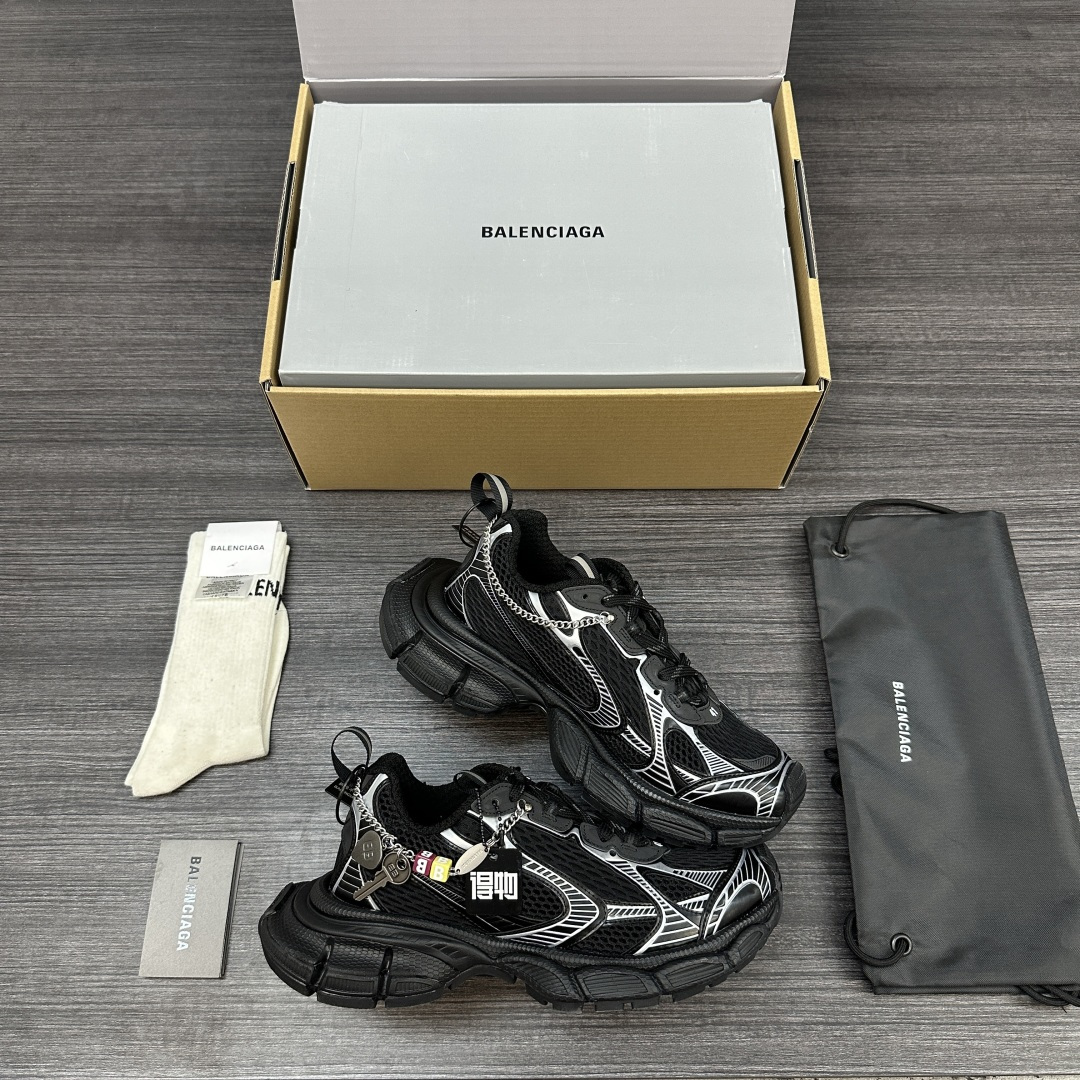 Balenciaga 纯 本Balenciaga巴黎世家 3XL Gradient 做旧效果 饰链挂饰 圆头系带 老爹鞋在延续 Track Trainer 户外轮廓和复杂鞋面结构的同时