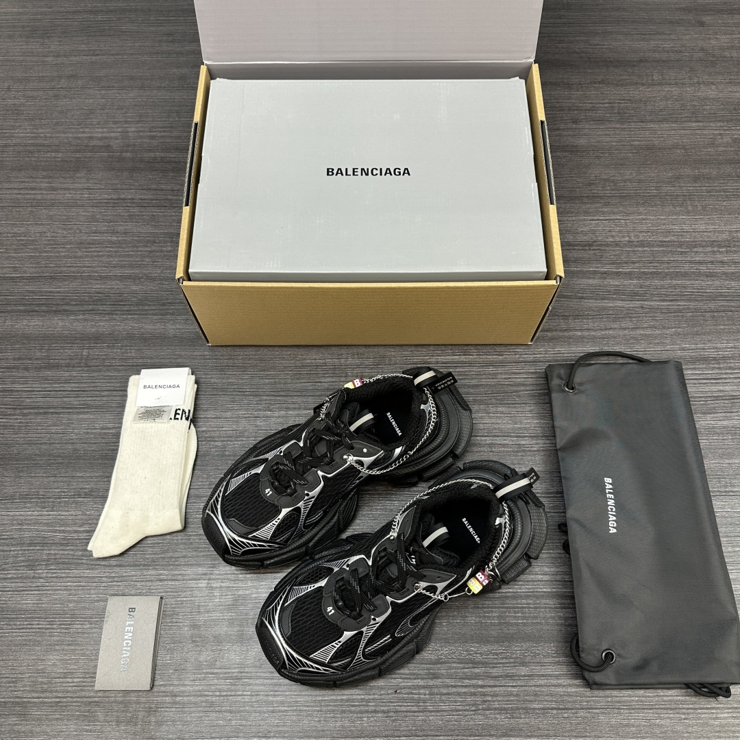 Balenciaga 纯 本Balenciaga巴黎世家 3XL Gradient 做旧效果 饰链挂饰 圆头系带 老爹鞋在延续 Track Trainer 户外轮廓和复杂鞋面结构的同时