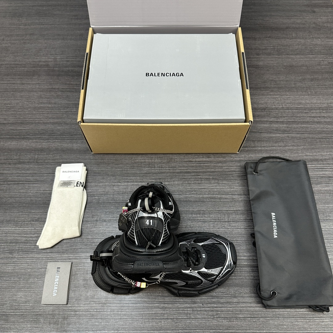 Balenciaga 纯 本Balenciaga巴黎世家 3XL Gradient 做旧效果 饰链挂饰 圆头系带 老爹鞋在延续 Track Trainer 户外轮廓和复杂鞋面结构的同时