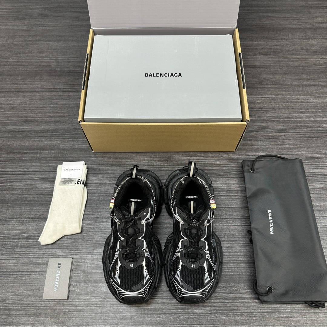 Balenciaga 纯 本Balenciaga巴黎世家 3XL Gradient 做旧效果 饰链挂饰 圆头系带 老爹鞋在延续 Track Trainer 户外轮廓和复杂鞋面结构的同时
