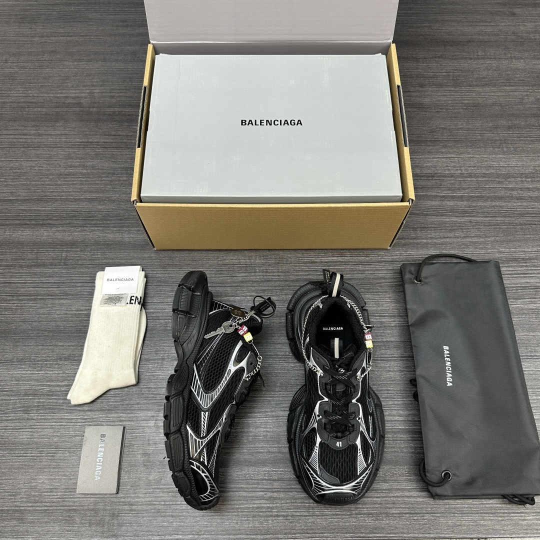 Balenciaga 纯 本Balenciaga巴黎世家 3XL Gradient 做旧效果 饰链挂饰 圆头系带 老爹鞋在延续 Track Trainer 户外轮廓和复杂鞋面结构的同时