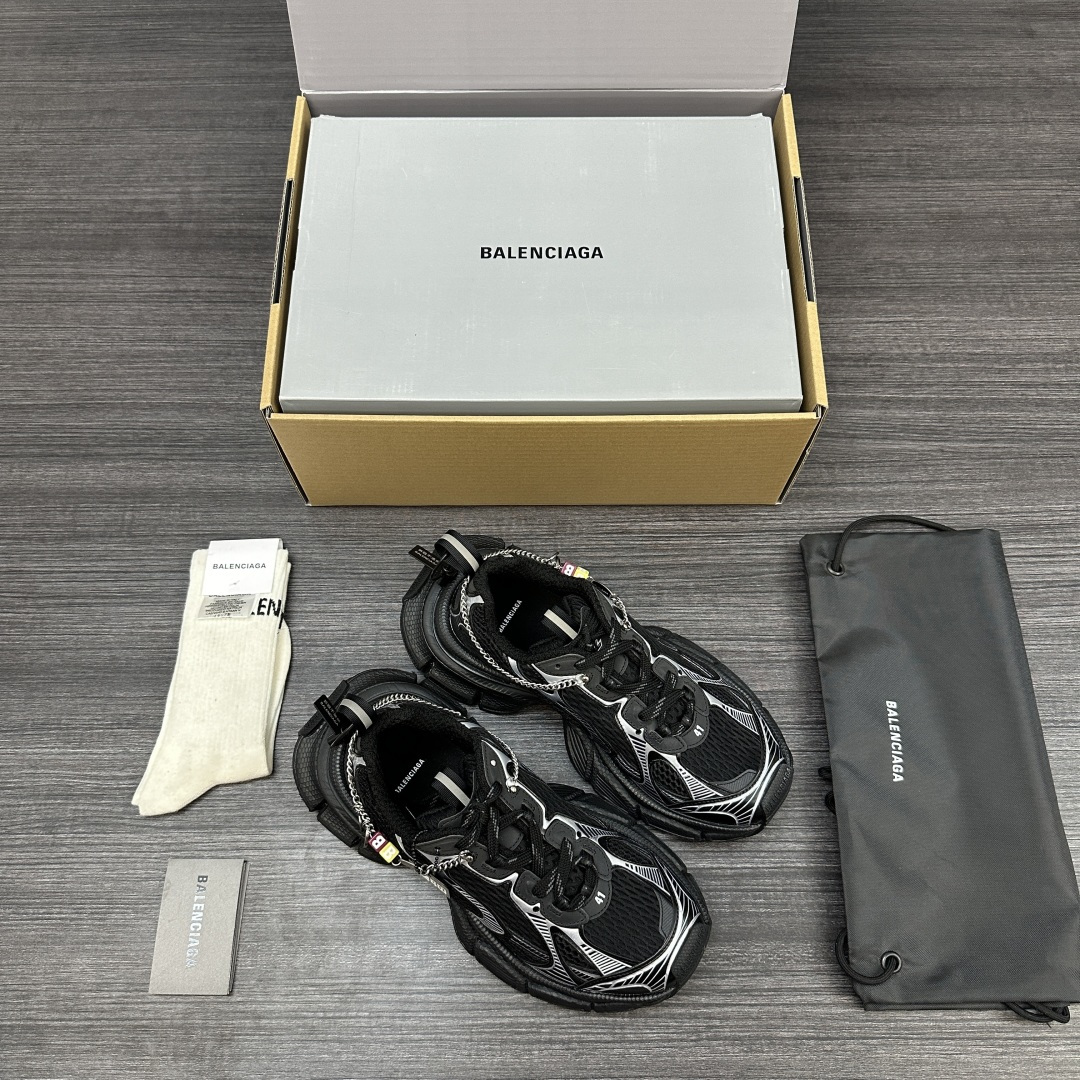 Balenciaga 纯 本Balenciaga巴黎世家 3XL Gradient 做旧效果 饰链挂饰 圆头系带 老爹鞋在延续 Track Trainer 户外轮廓和复杂鞋面结构的同时