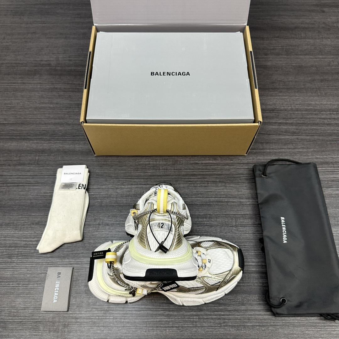 Balenciaga 纯 本Balenciaga巴黎世家 3XL Gradient 做旧效果 饰链挂饰 圆头系带 老爹鞋在延续 Track Trainer 户外轮廓和复杂鞋面结构的同时