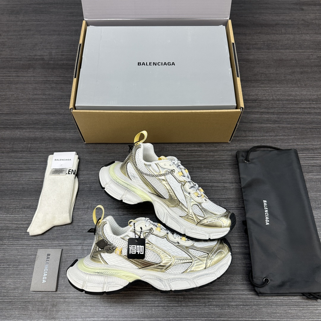 Balenciaga 纯 本Balenciaga巴黎世家 3XL Gradient 做旧效果 饰链挂饰 圆头系带 老爹鞋在延续 Track Trainer 户外轮廓和复杂鞋面结构的同时