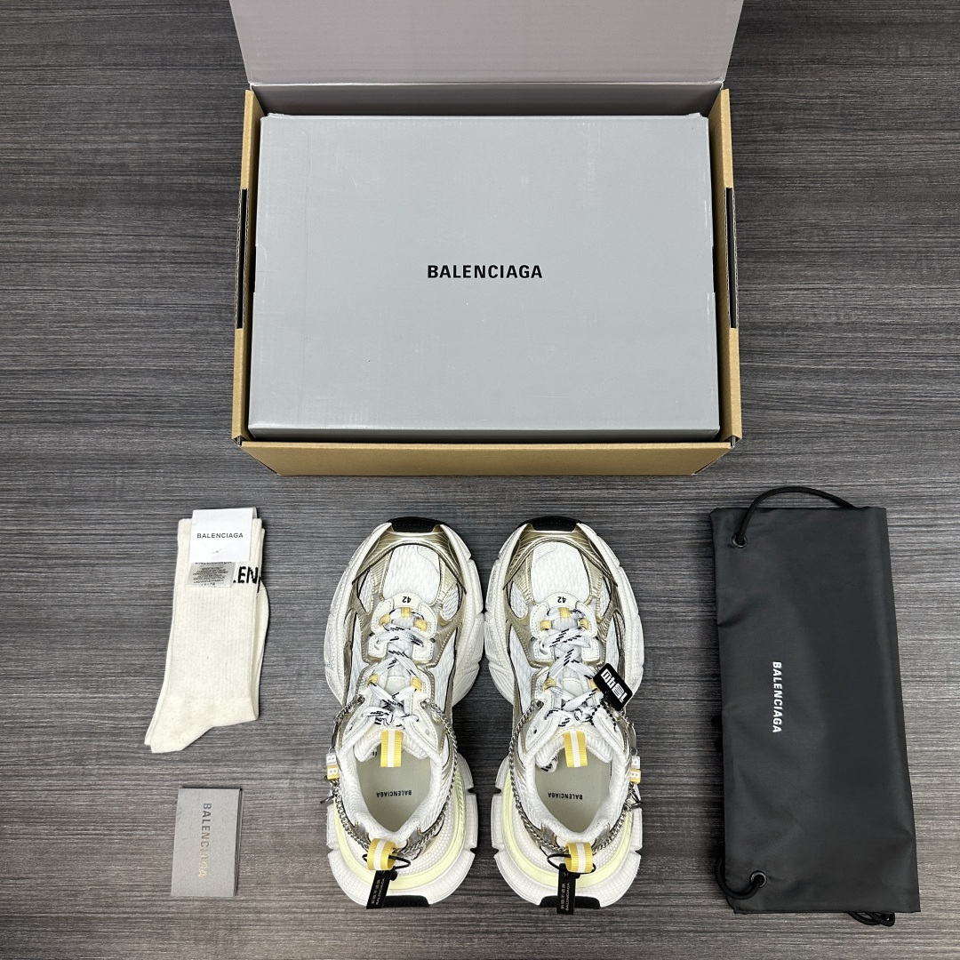 Balenciaga 纯 本Balenciaga巴黎世家 3XL Gradient 做旧效果 饰链挂饰 圆头系带 老爹鞋在延续 Track Trainer 户外轮廓和复杂鞋面结构的同时