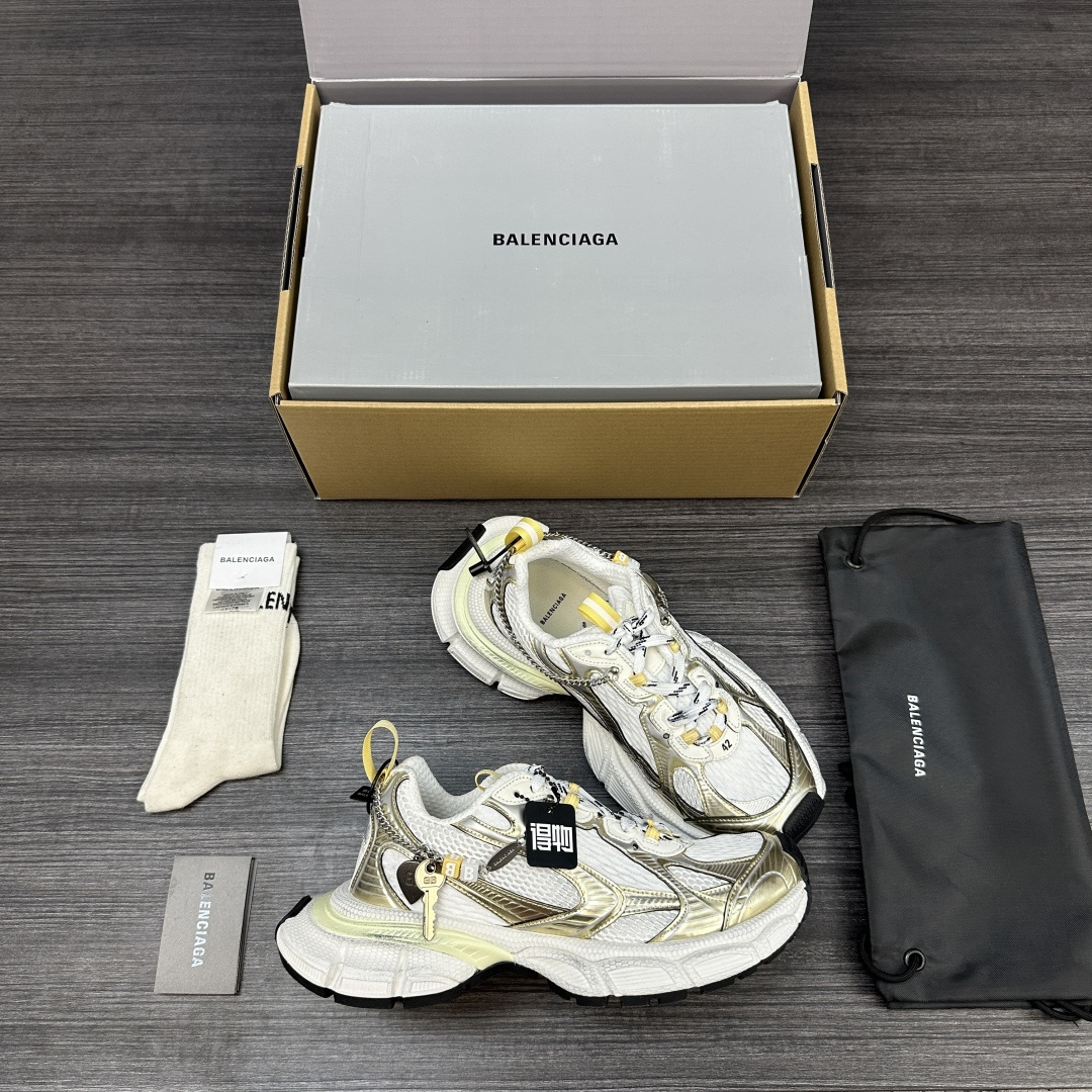 Balenciaga 纯 本Balenciaga巴黎世家 3XL Gradient 做旧效果 饰链挂饰 圆头系带 老爹鞋在延续 Track Trainer 户外轮廓和复杂鞋面结构的同时
