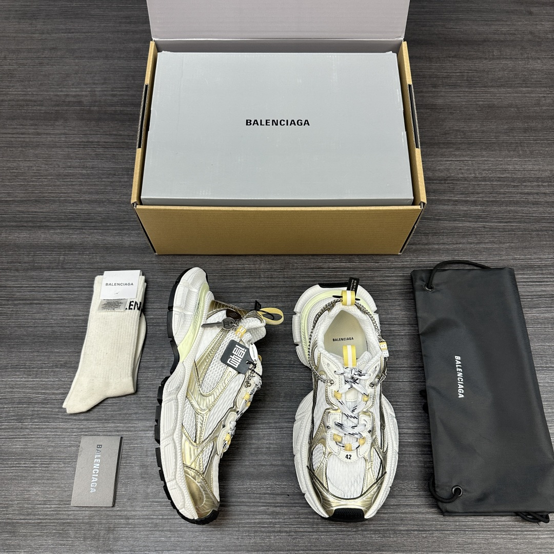 Balenciaga 纯 本Balenciaga巴黎世家 3XL Gradient 做旧效果 饰链挂饰 圆头系带 老爹鞋在延续 Track Trainer 户外轮廓和复杂鞋面结构的同时