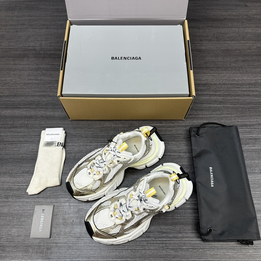Balenciaga 纯 本Balenciaga巴黎世家 3XL Gradient 做旧效果 饰链挂饰 圆头系带 老爹鞋在延续 Track Trainer 户外轮廓和复杂鞋面结构的同时