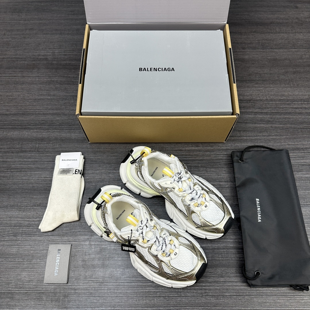 Balenciaga 纯 本Balenciaga巴黎世家 3XL Gradient 做旧效果 饰链挂饰 圆头系带 老爹鞋在延续 Track Trainer 户外轮廓和复杂鞋面结构的同时