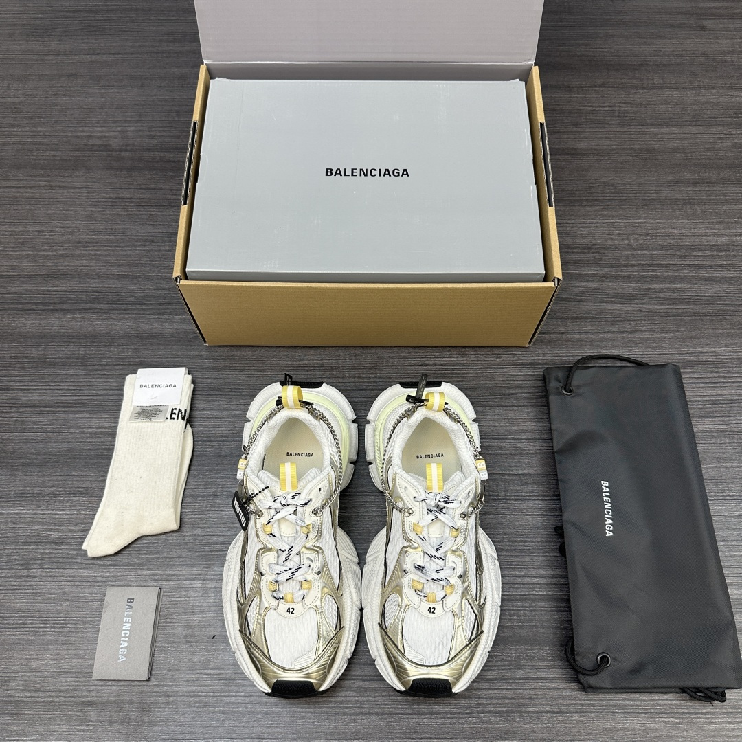 Balenciaga 纯 本Balenciaga巴黎世家 3XL Gradient 做旧效果 饰链挂饰 圆头系带 老爹鞋在延续 Track Trainer 户外轮廓和复杂鞋面结构的同时