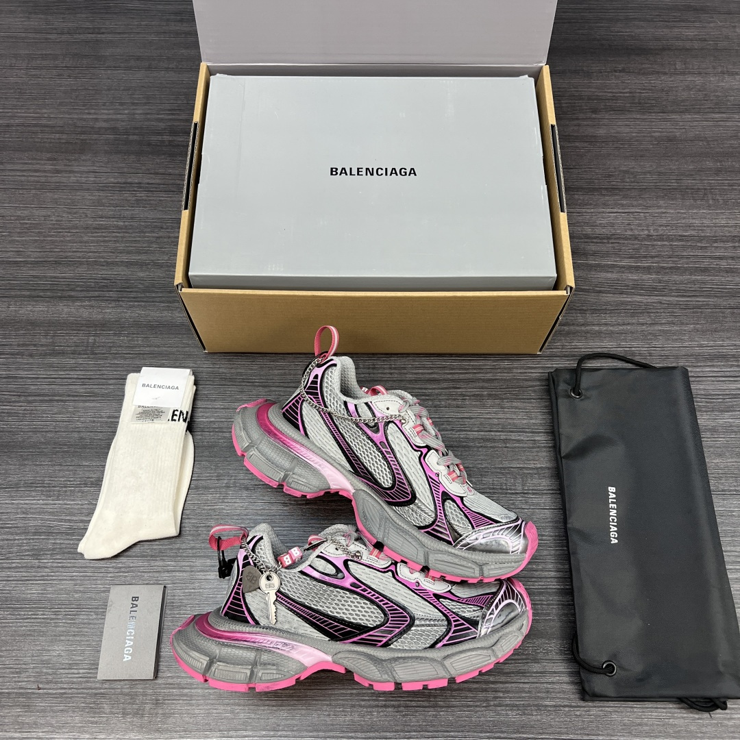 Balenciaga 纯 本Balenciaga巴黎世家 3XL Gradient 做旧效果 饰链挂饰 圆头系带 老爹鞋在延续 Track Trainer 户外轮廓和复杂鞋面结构的同时