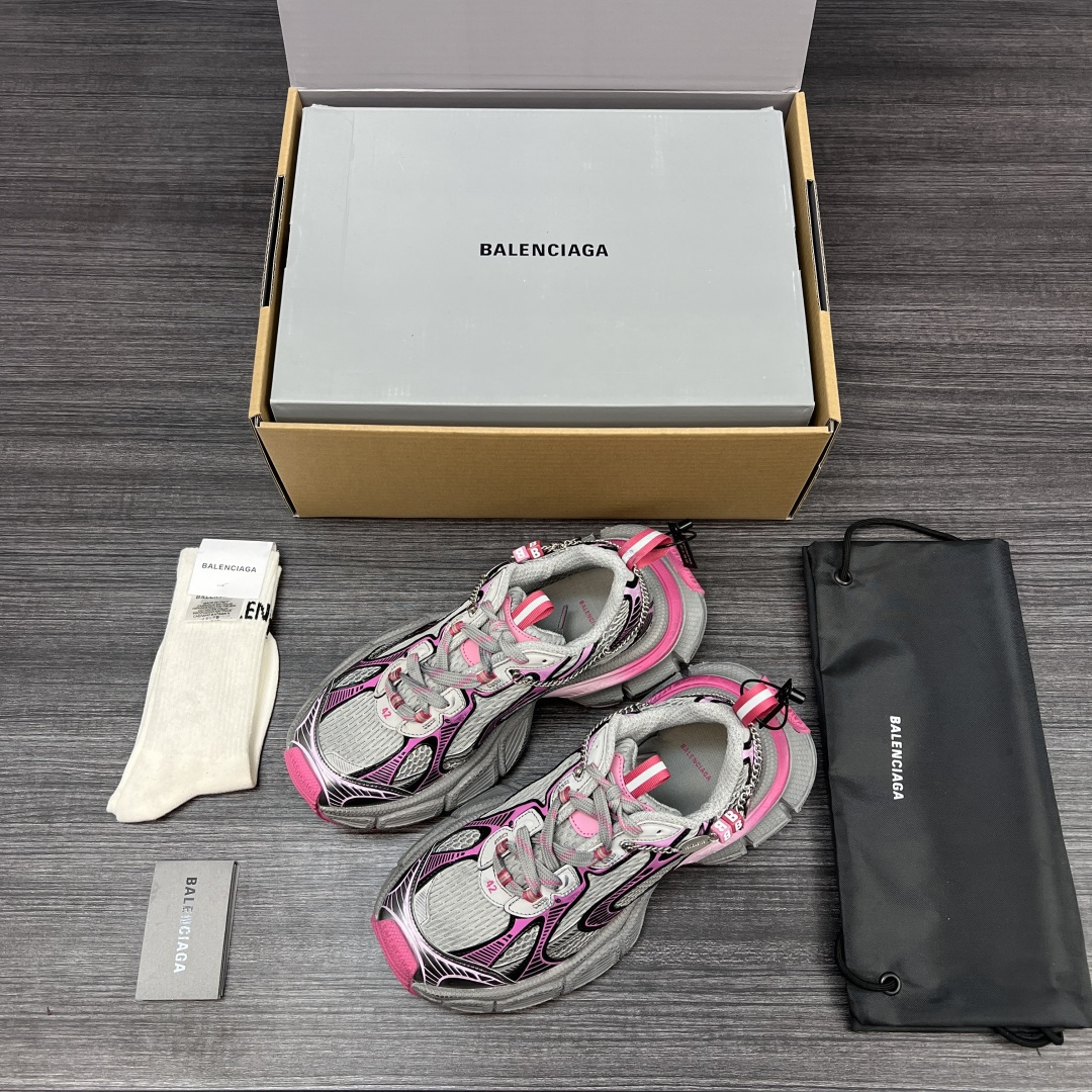 Balenciaga 纯 本Balenciaga巴黎世家 3XL Gradient 做旧效果 饰链挂饰 圆头系带 老爹鞋在延续 Track Trainer 户外轮廓和复杂鞋面结构的同时