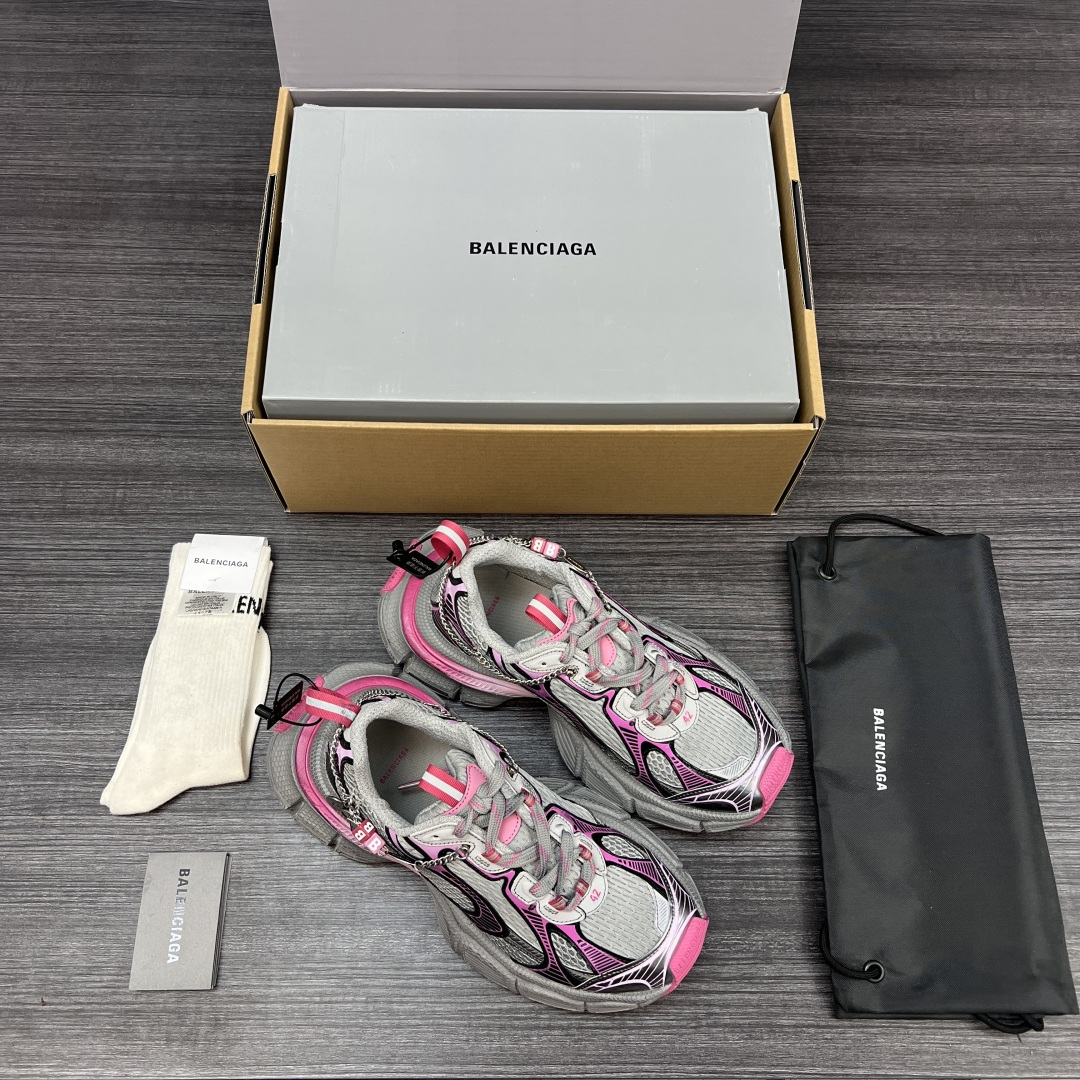 Balenciaga 纯 本Balenciaga巴黎世家 3XL Gradient 做旧效果 饰链挂饰 圆头系带 老爹鞋在延续 Track Trainer 户外轮廓和复杂鞋面结构的同时