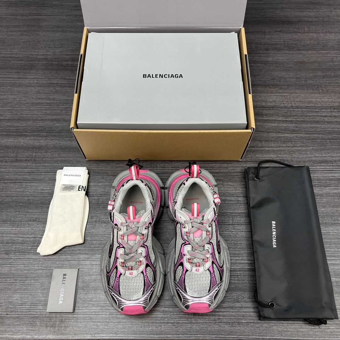 Balenciaga 纯 本Balenciaga巴黎世家 3XL Gradient 做旧效果 饰链挂饰 圆头系带 老爹鞋在延续 Track Trainer 户外轮廓和复杂鞋面结构的同时