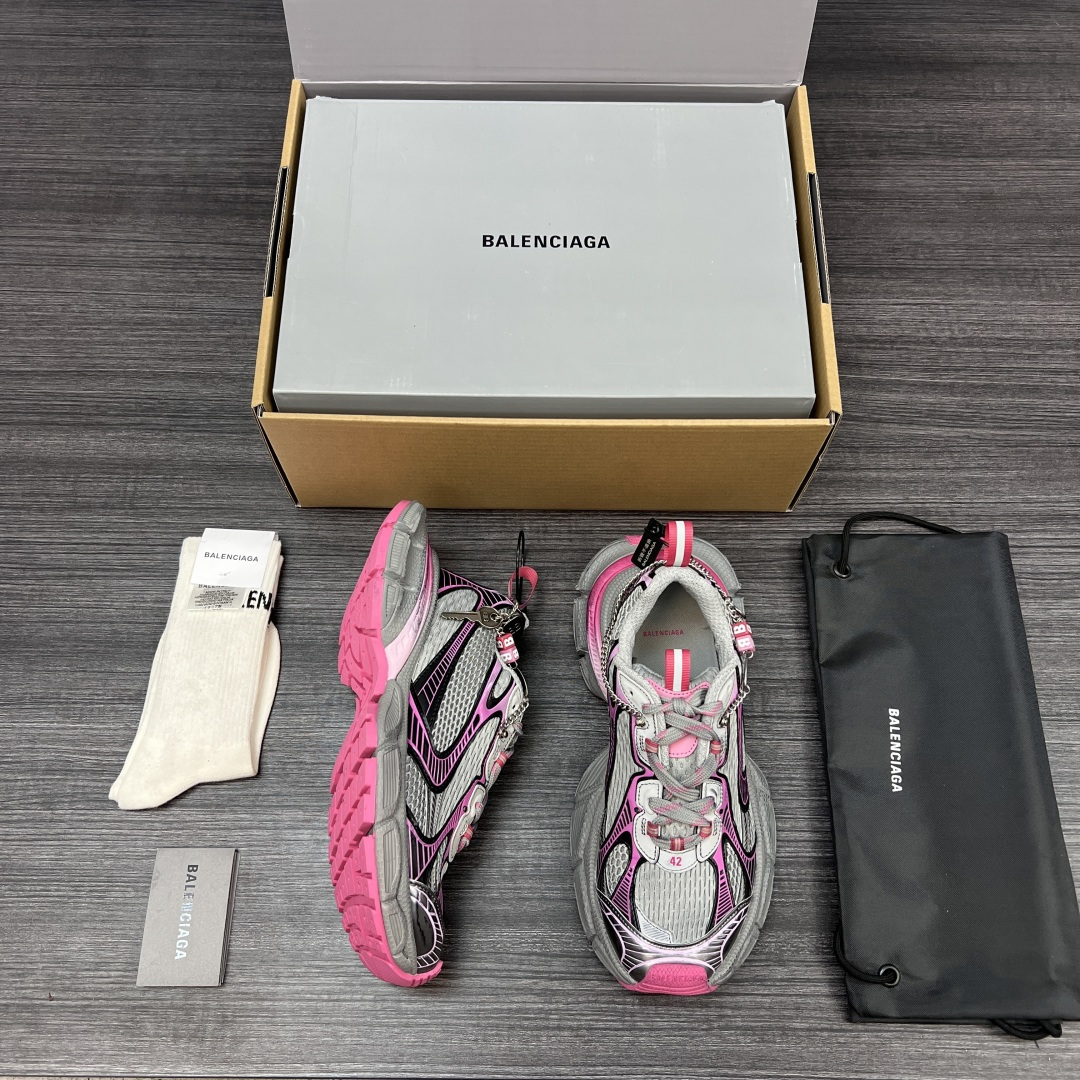 Balenciaga 纯 本Balenciaga巴黎世家 3XL Gradient 做旧效果 饰链挂饰 圆头系带 老爹鞋在延续 Track Trainer 户外轮廓和复杂鞋面结构的同时
