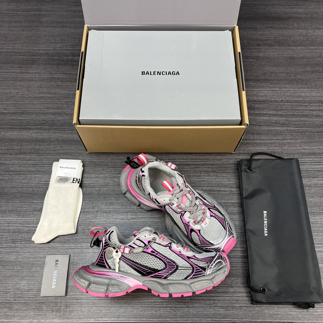 Balenciaga 纯 本Balenciaga巴黎世家 3XL Gradient 做旧效果 饰链挂饰 圆头系带 老爹鞋在延续 Track Trainer 户外轮廓和复杂鞋面结构的同时